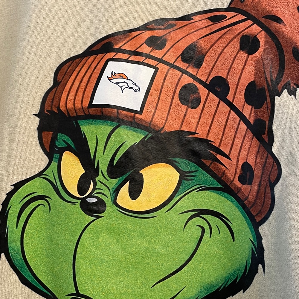 Denver Broncos Grinch Sweatshirt Size 2 XL
Beige - Picture 3 of 4